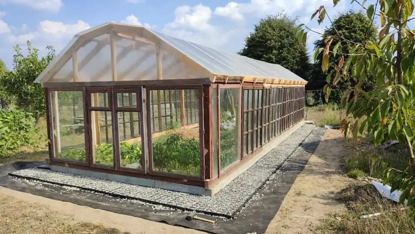 Zastosowanie kratki parkingowej wokół szklarni